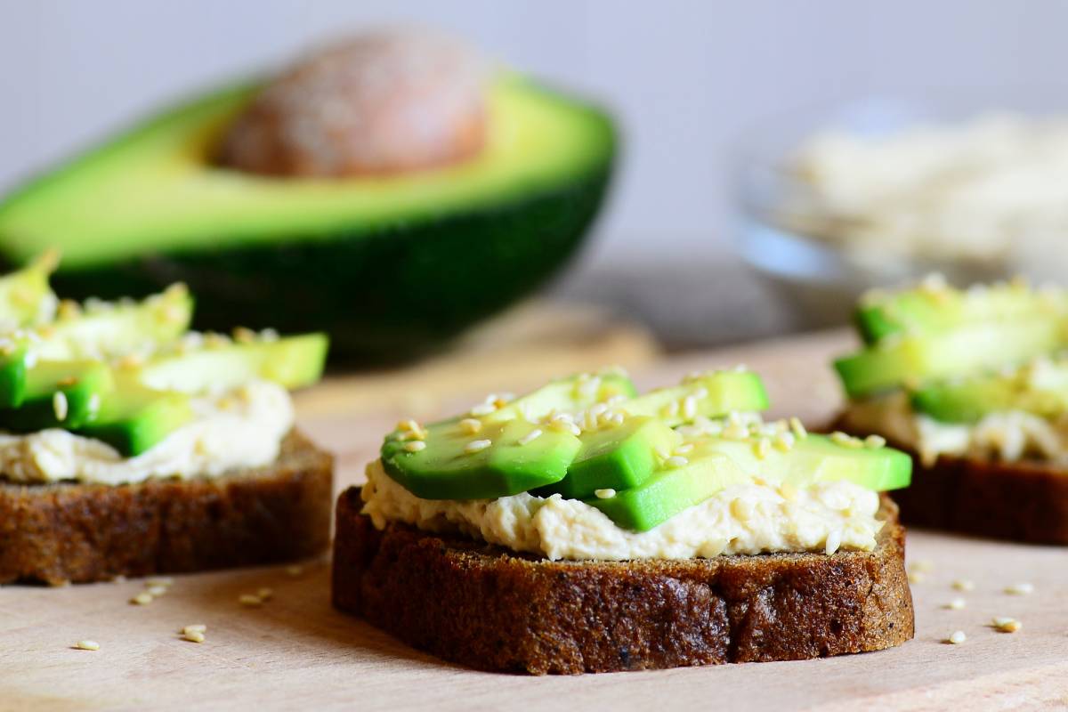 tostadas saludables hummus y aguacate