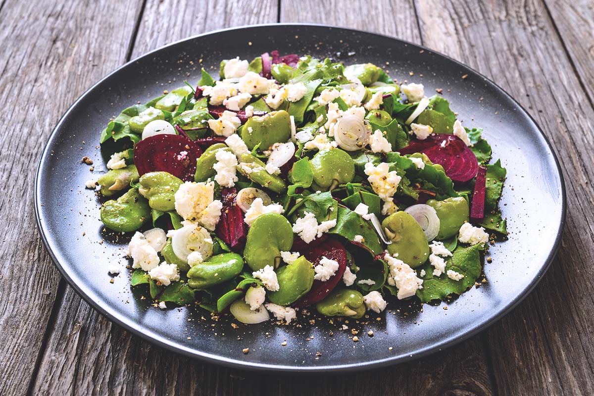 Ensalada de habas con queso de cabra