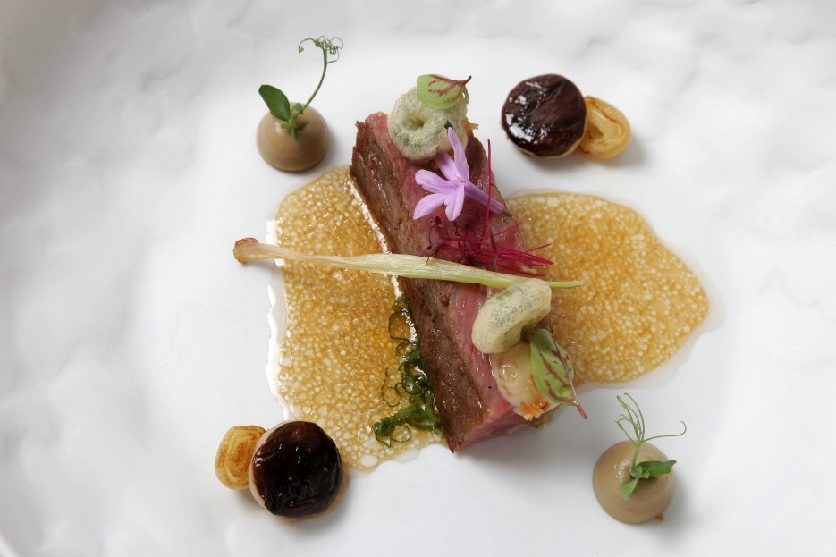 original_roastbeef-of-wagyu-shallot-vinaigrette-okra