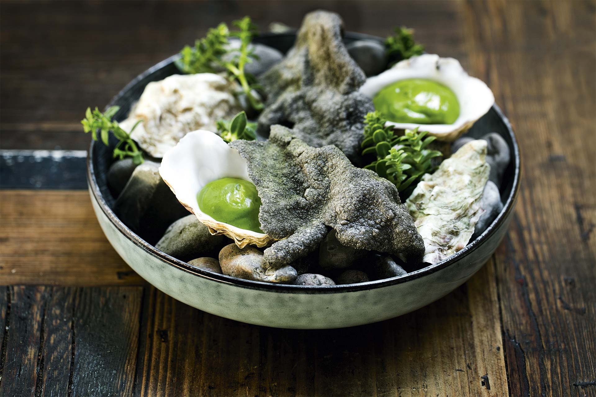 Oyster & parsley emulsion with squid-ink-infused tapioca crackers by Jonas Christensen, Høst ©Chris Tonnesen | Story on a Plate, Gestalten 2019