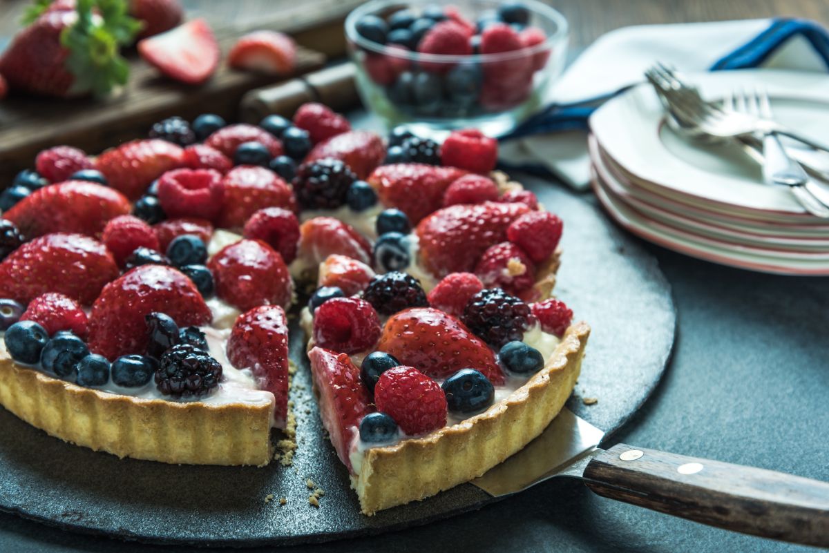 An easy-to-make berry tart with fresh fruits