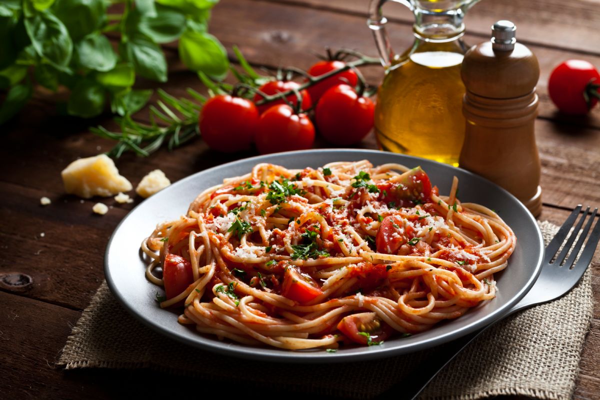 Spaghetti with tomato sauce, a three-ingredient recipe.