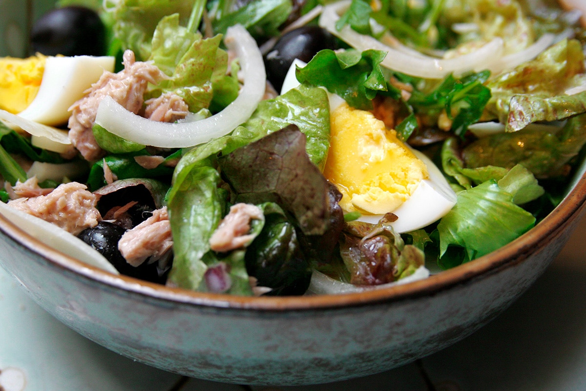 Niçoise salad with tuna.