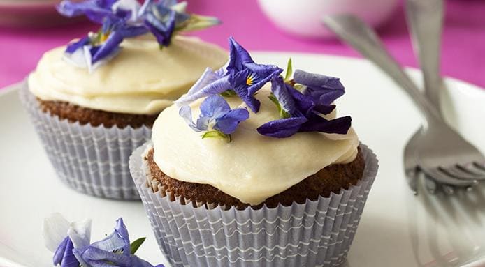 l_15613_carrot-cupcakes-cream-icing-edible-flowers.jpg